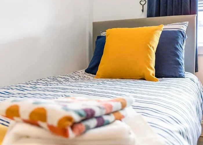 Central Kirkintilloch 2 Bed App